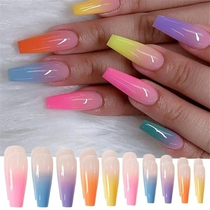 Aplicación de uñas postizas en mano mostrando efecto profesional