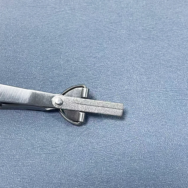 Detalle del afilador diamantado y la cuchilla de precisión