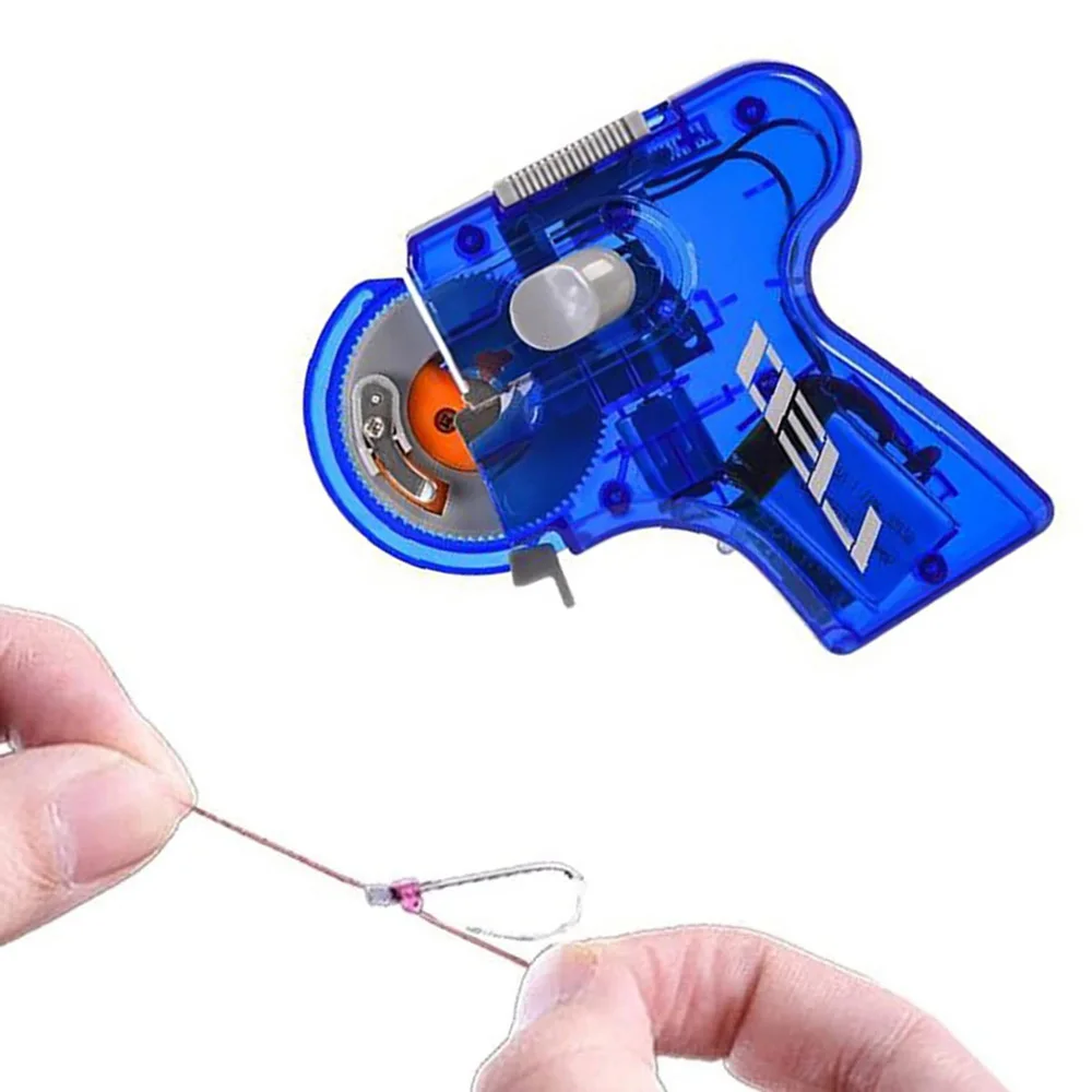Máquina atando un anzuelo con línea de pesca visible