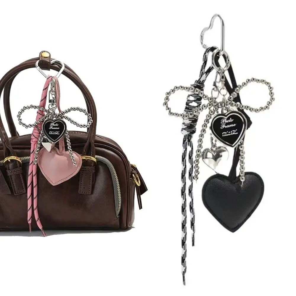 Llavero artesanal con colgante corazón y borla para bolso - imagen 5