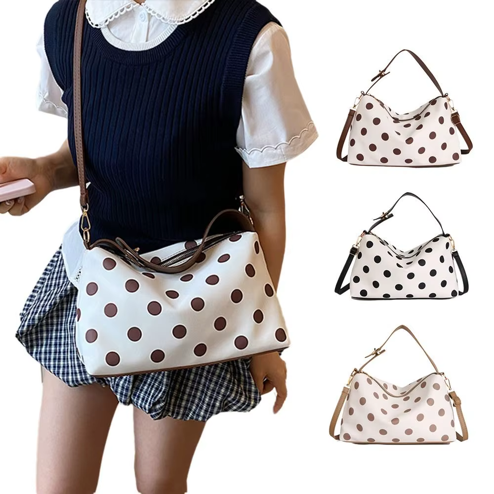 Bolso hobo de lunares con cremallera y correa ajustable - imagen 4