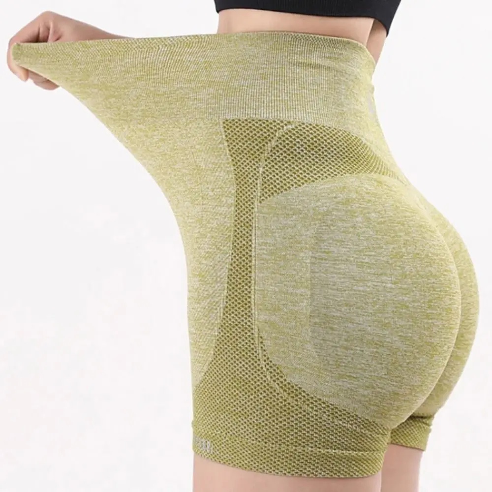 Variedad de colores disponibles para los shorts de yoga
