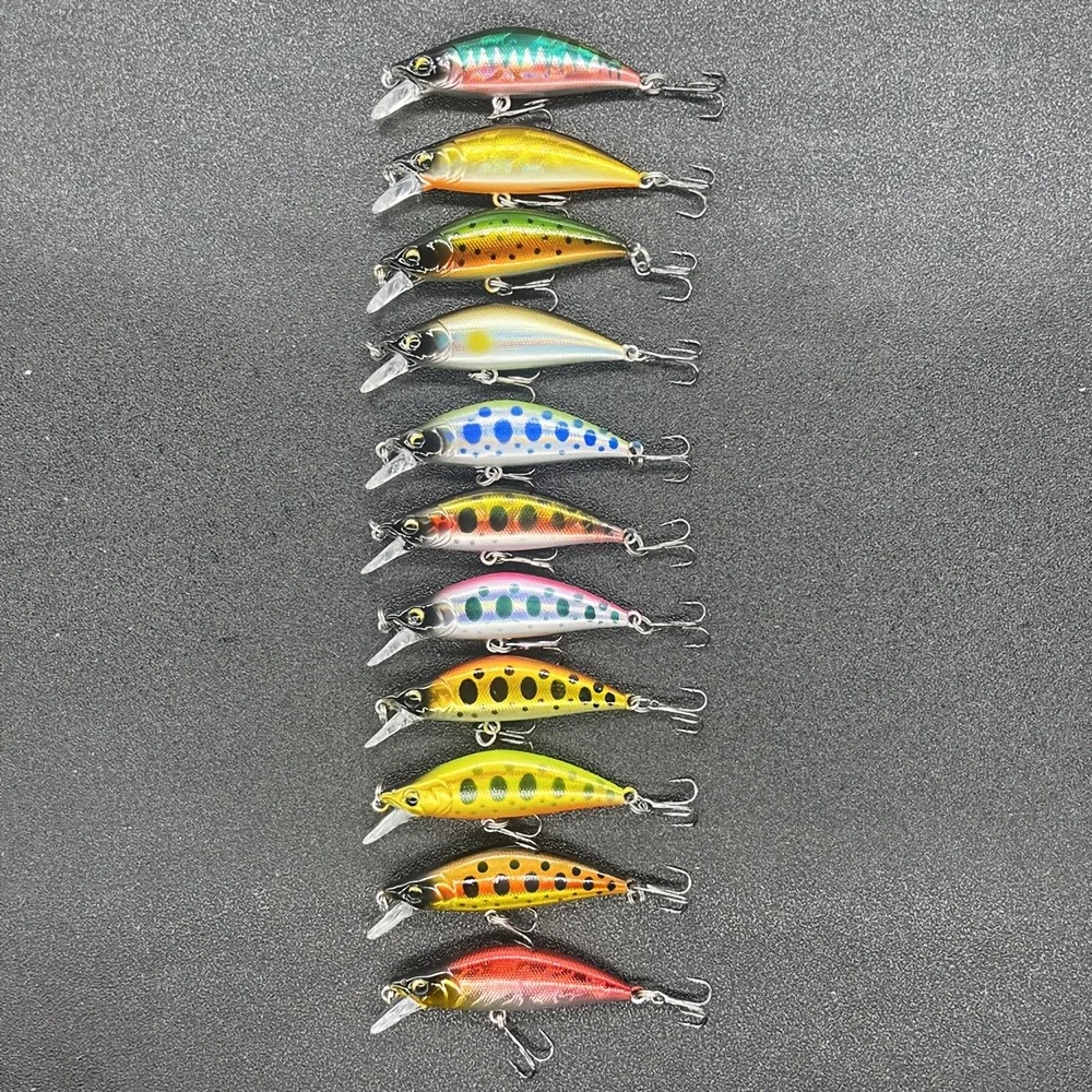 Señuelo crankbait con diseño realista de pececillo