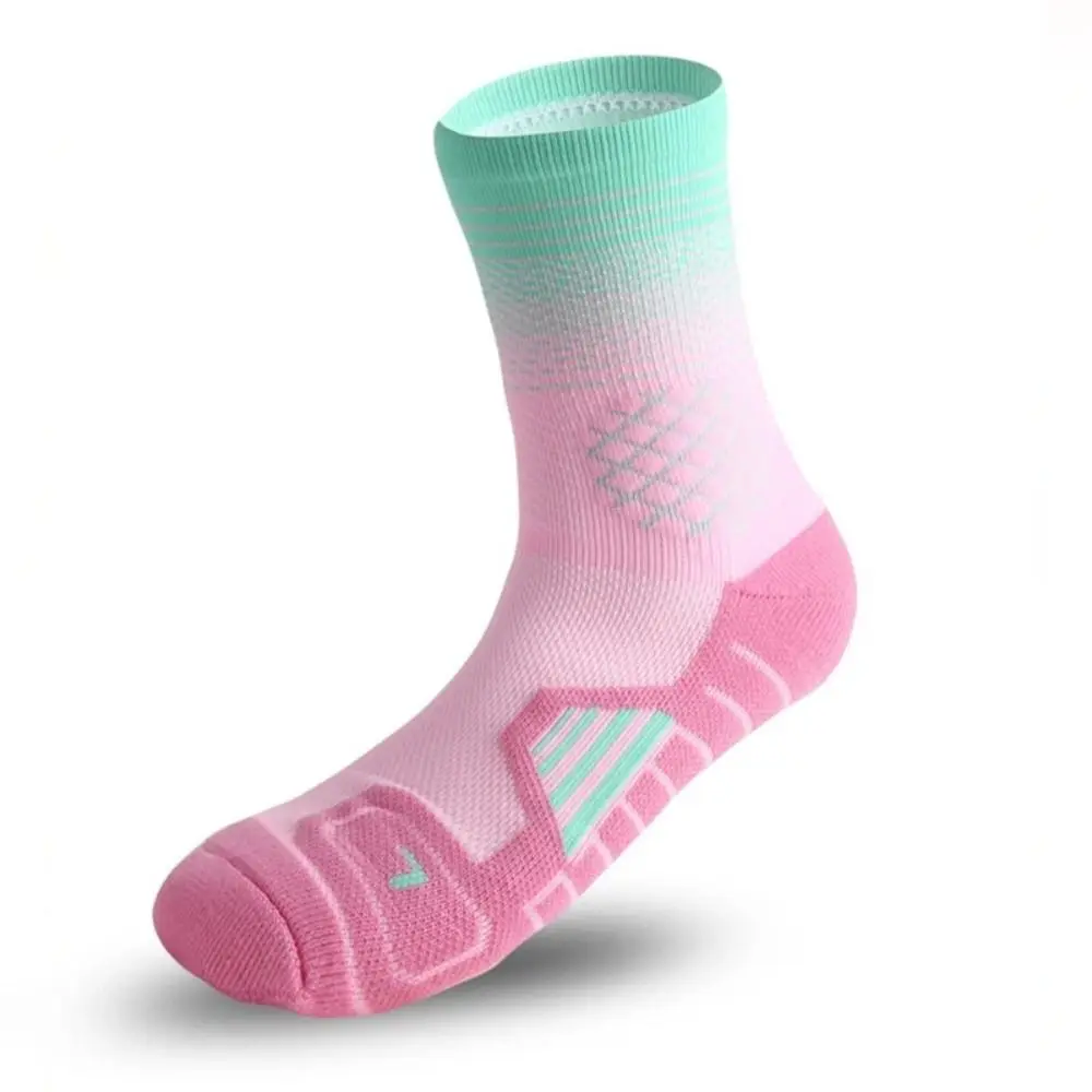 Detalle del diseño transpirable de los calcetines deportivos