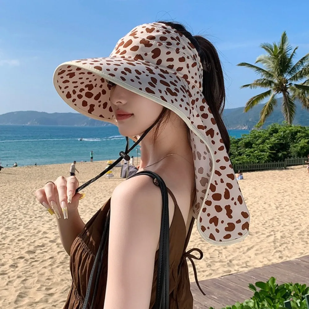 Estampado llamativo de leopardo y flores para combinar con looks de verano
