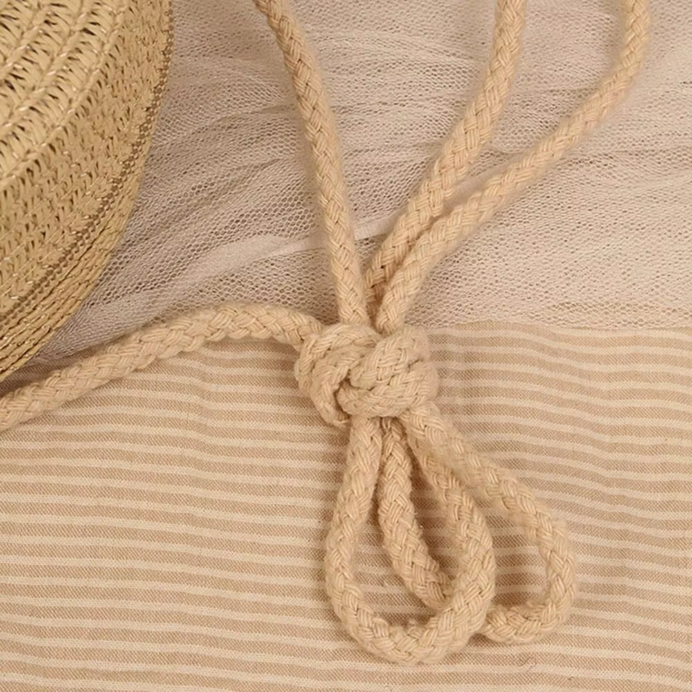 Bolso de paja redondo con borlas visto desde arriba