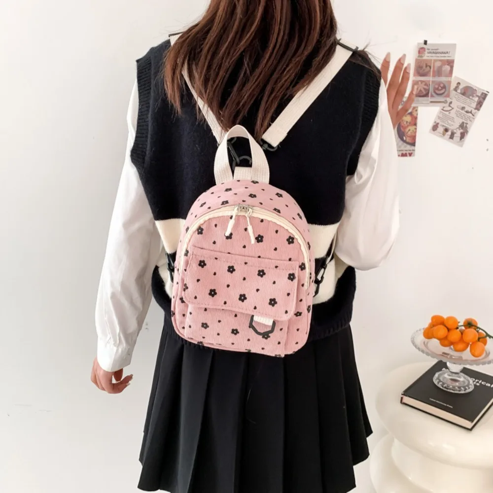 Mochila pequeña de pana con estampado floral y bandolera - imagen 5