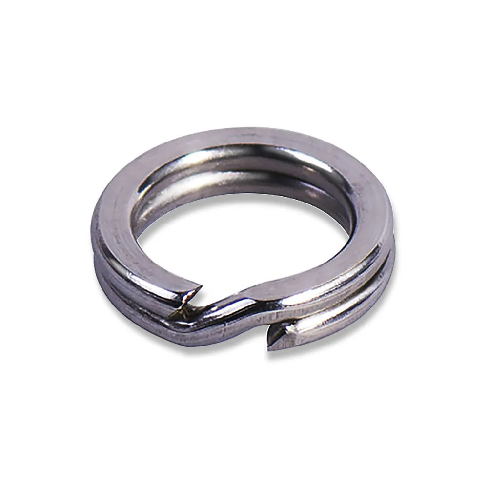 Primer plano de un anillo dividido abierto con alicates