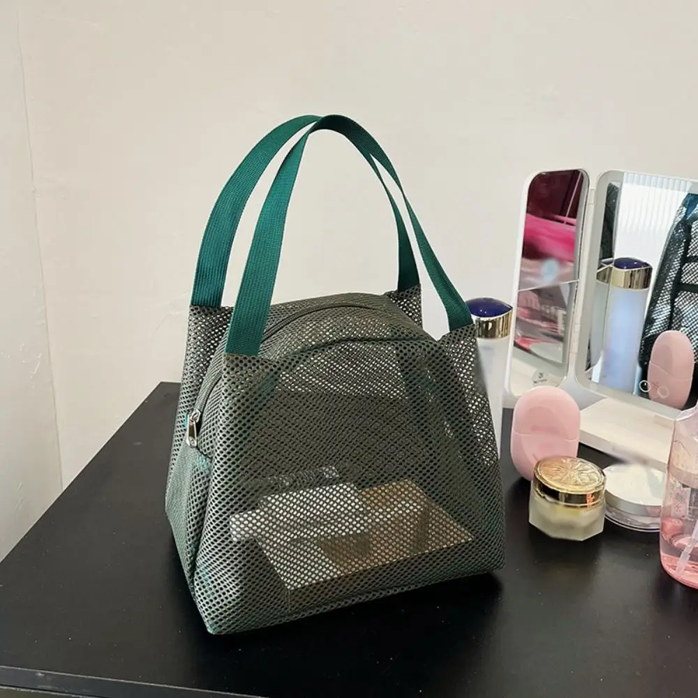 Detalle del asa y la cremallera del bolso de malla
