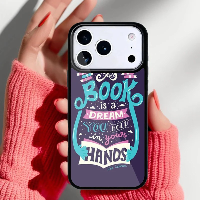 Funda con diseño de biblioteca y citas de libros para iPhone