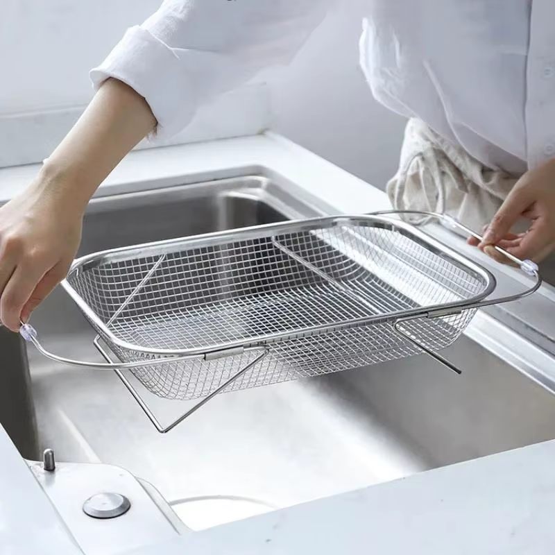 Cesta ajustable colocada en un fregadero de cocina
