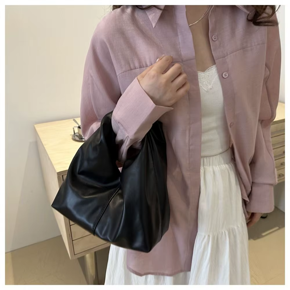 Bolso de mano usado en contexto de ocio y compras