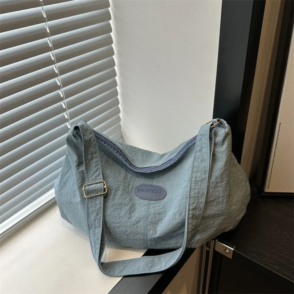 Bolso de hombro ligero en nailon color sólido, interior amplio - imagen 2