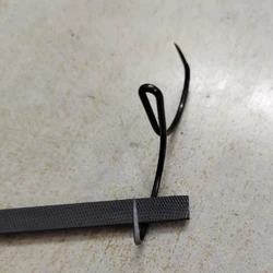 Anzuelos de acero alto carbono con púas, afilados a mano
