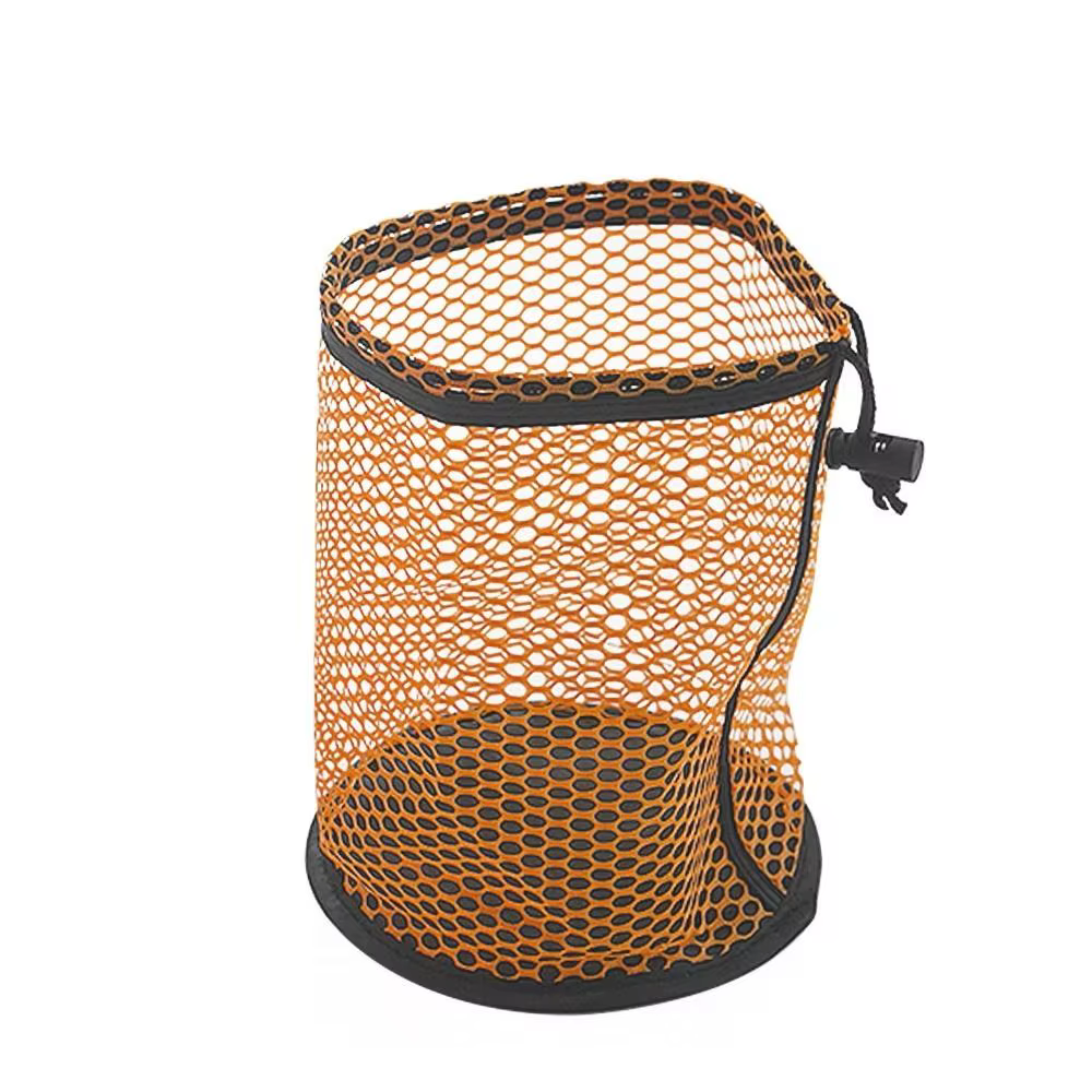 Bolsa verde colgada de una mochila de golf mediante mosquetón