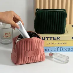 Bolsa de maquillaje de terciopelo INS acolchada a rayas, suave