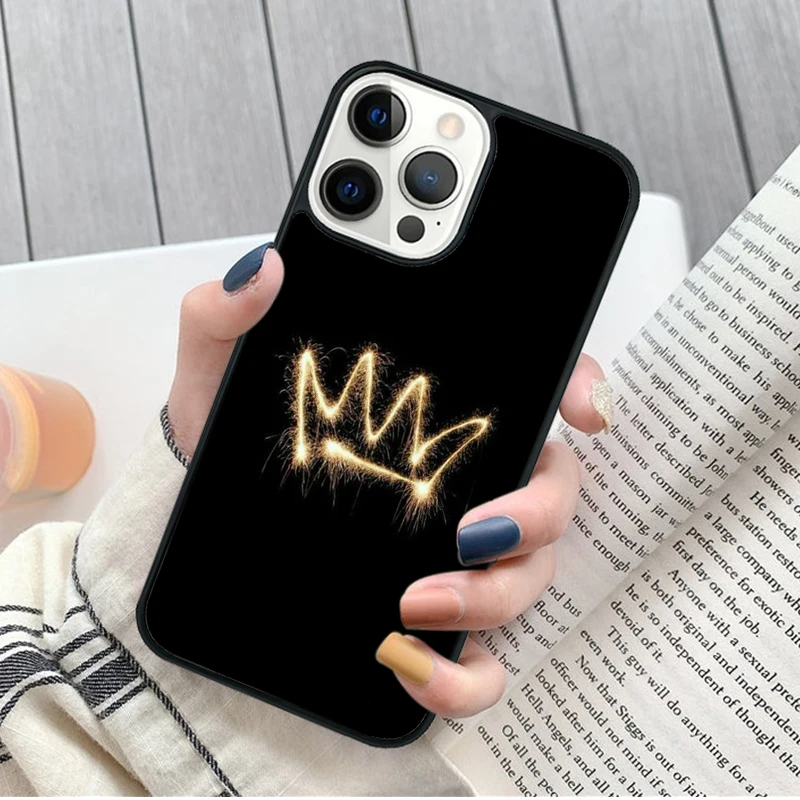 Funda en uso con iPhone en mano
