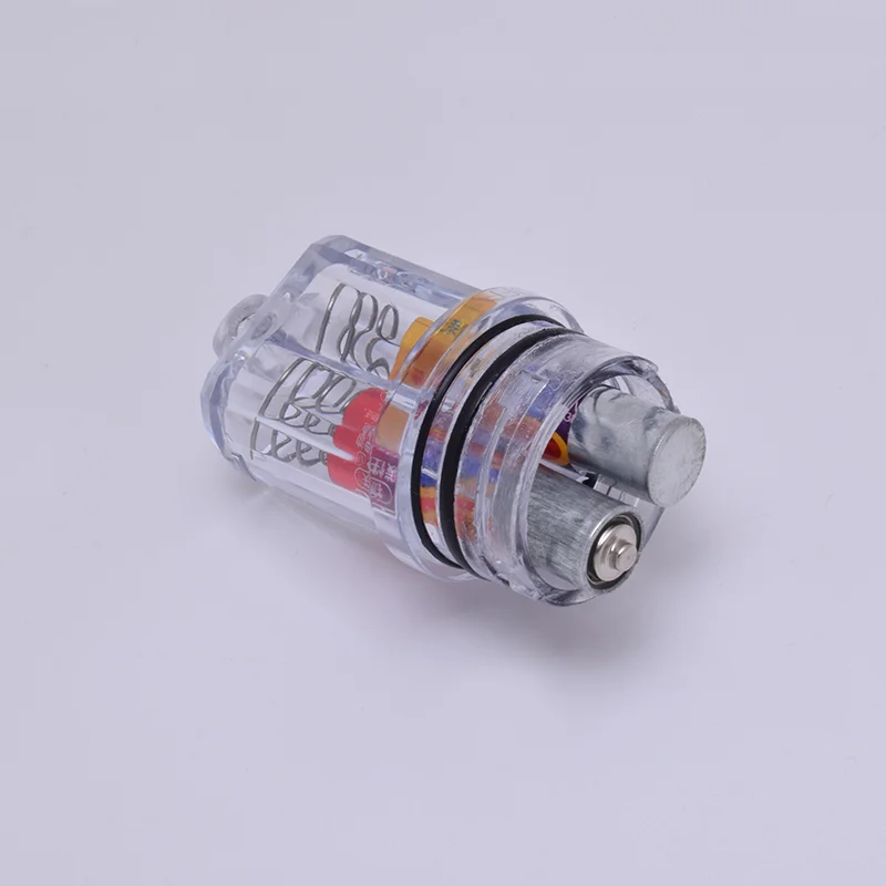 Luz LED montada y funcionando bajo el agua