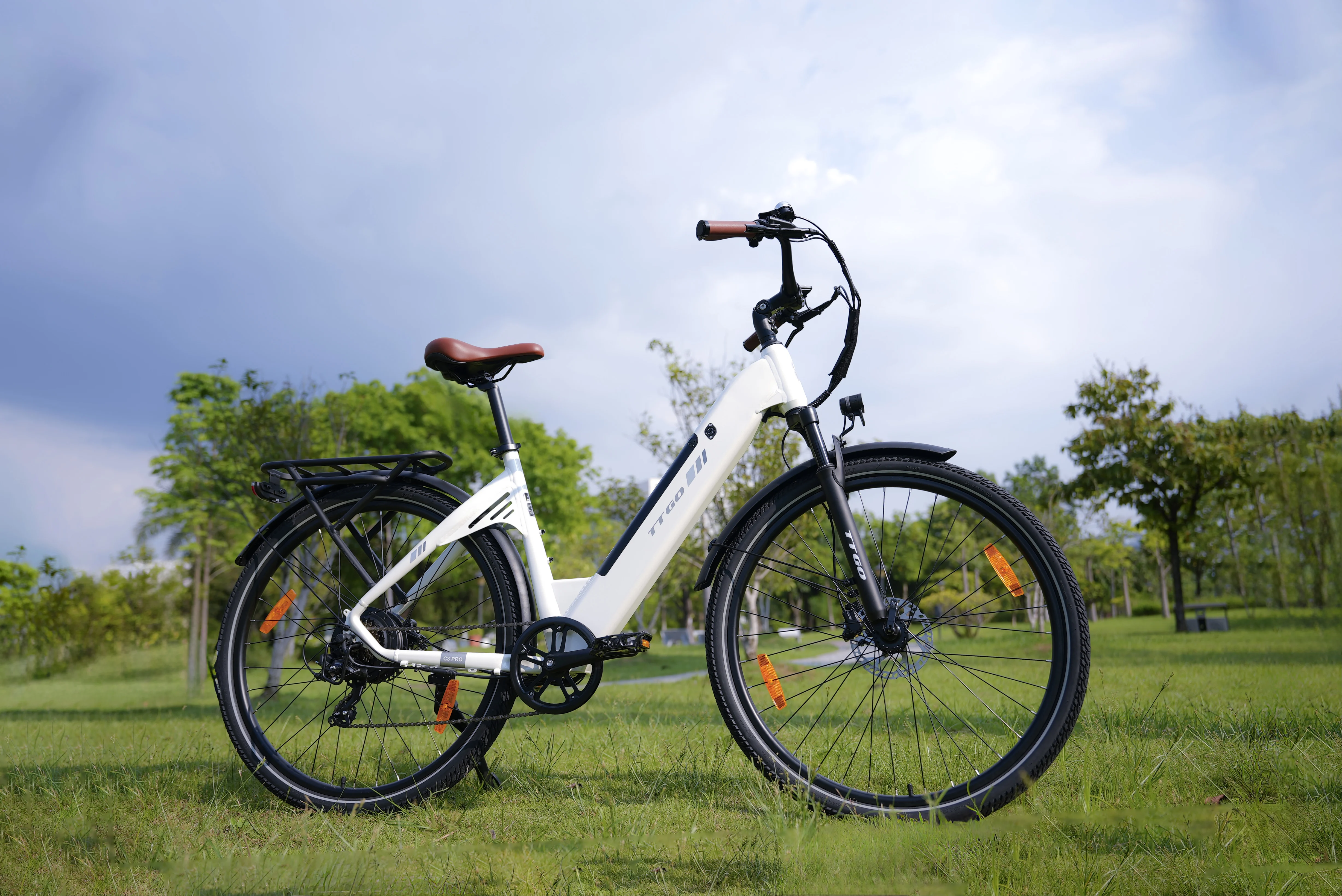 Bicicleta eléctrica urbana con sensor de torque y diseño para uso diario