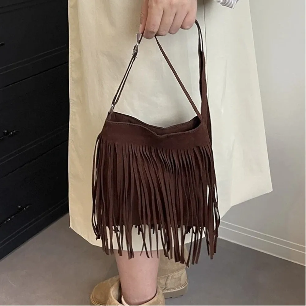 Bolso bandolera tipo cubo de ante con flecos para mujer - imagen 5