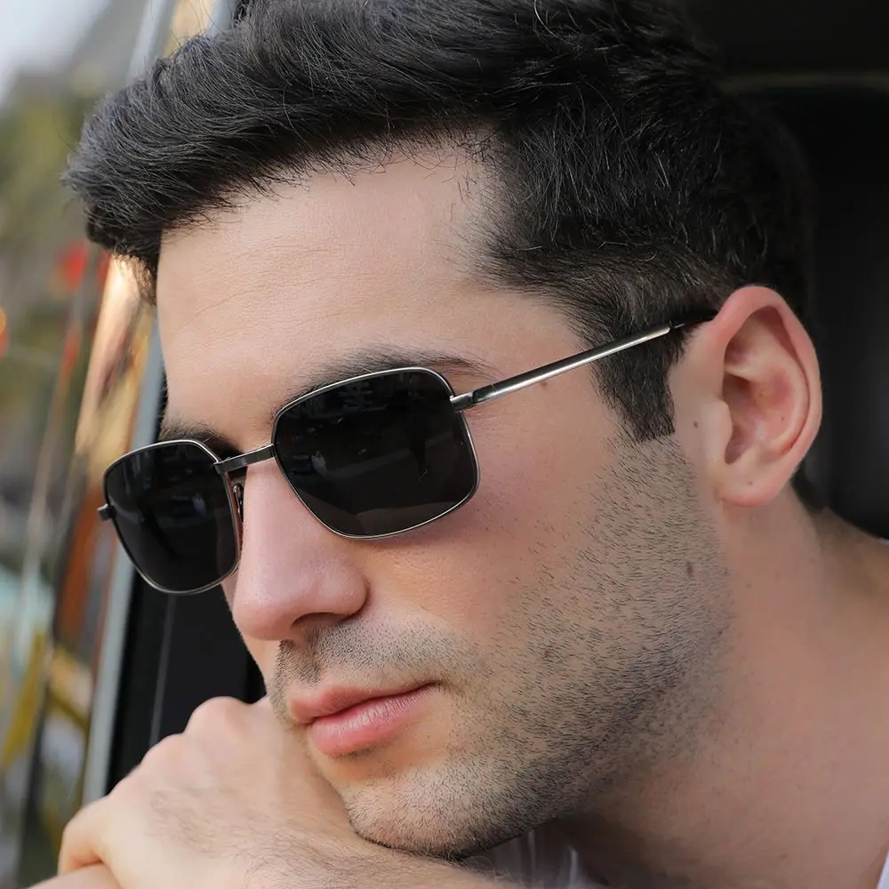 Gafas de sol colocadas sobre una superficie