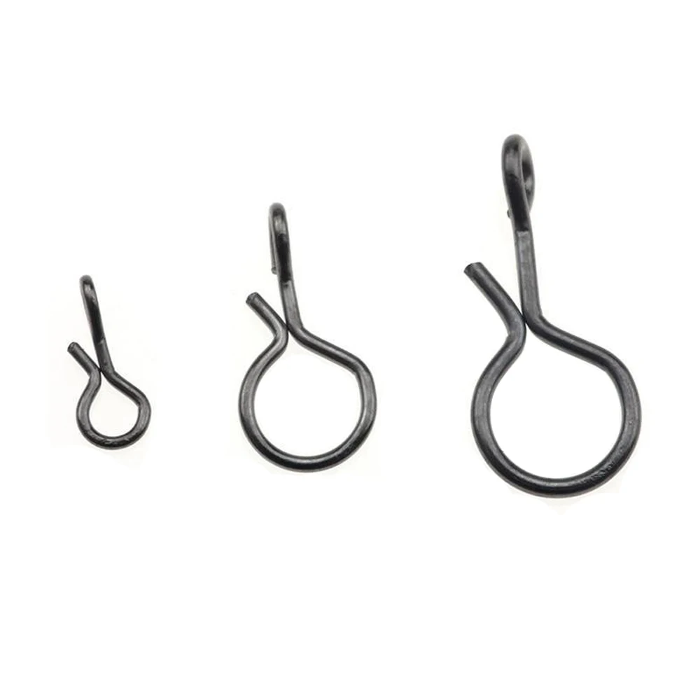 Broches de pesca en mano mostrando su tamaño S