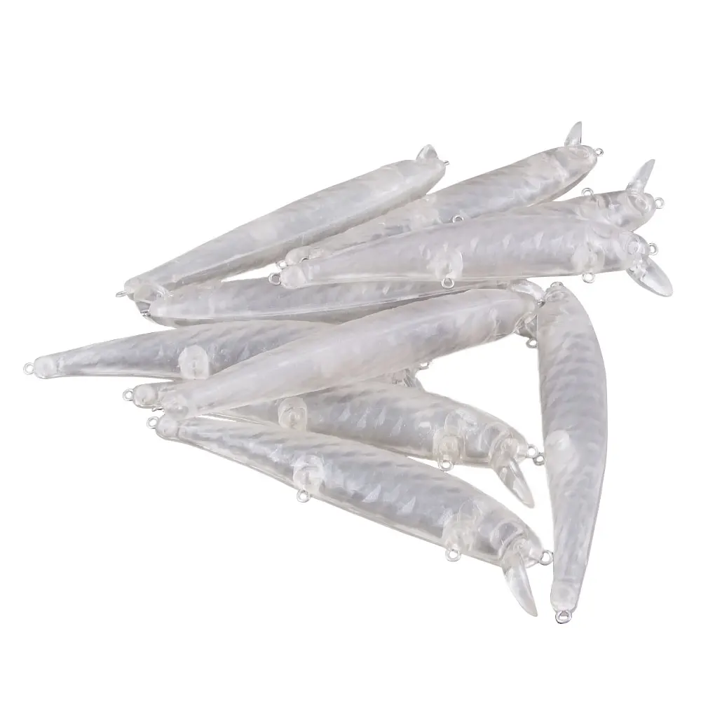 Comparativa del tamaño real del señuelo de 12 cm junto a otros accesorios de pesca