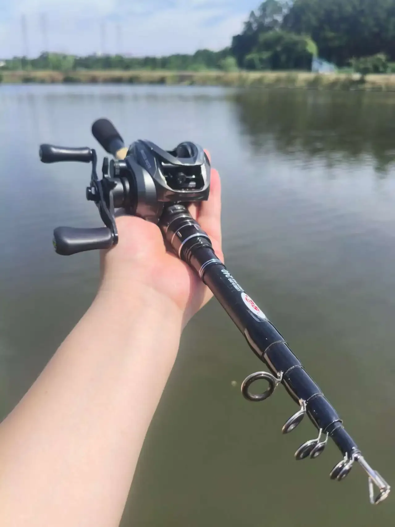 DEUKIO Combo caña telescópica y carrete baitcasting para lubina - imagen 4
