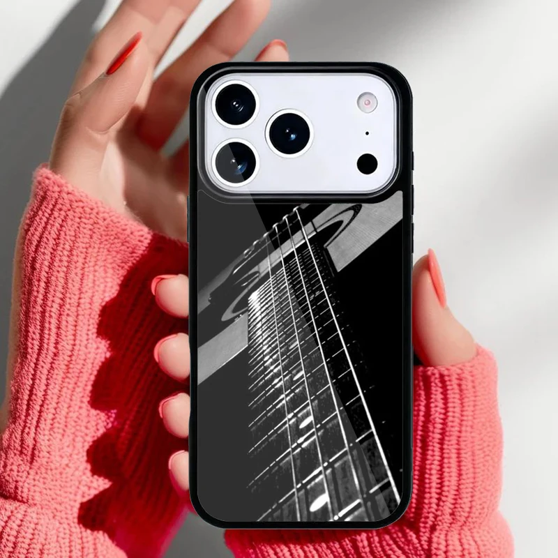 Funda en mano mostrando el agarre y diseño completo