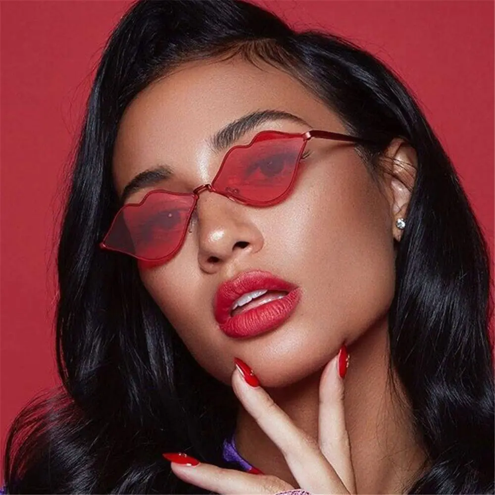 Diseño de labios en gafas de sol metálicas