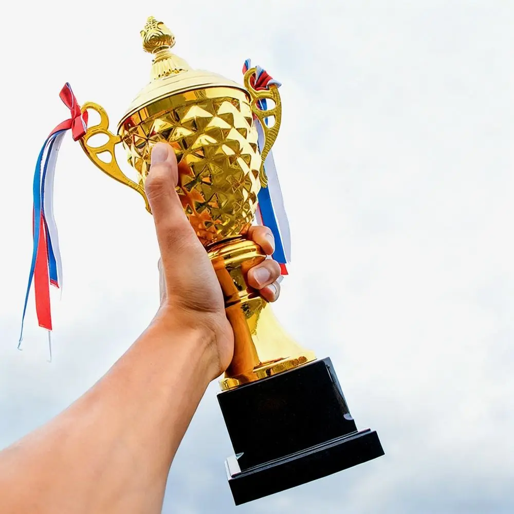 Trofeo metálico dorado con estilo creativo