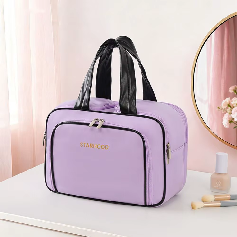 Vista interna de la bolsa de maquillaje con organización inteligente