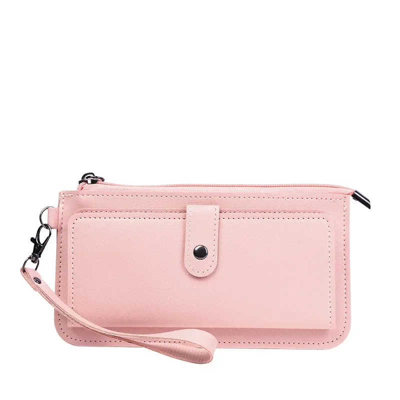 Cartera larga sujeta en la mano como clutch informal