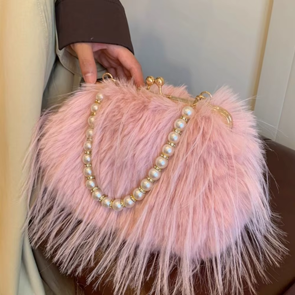 Detalle del bolso de noche con cadena decorativa
