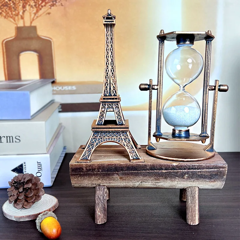 Reloj de arena vintage de madera con acabado en bronce sobre superficie de escritorio