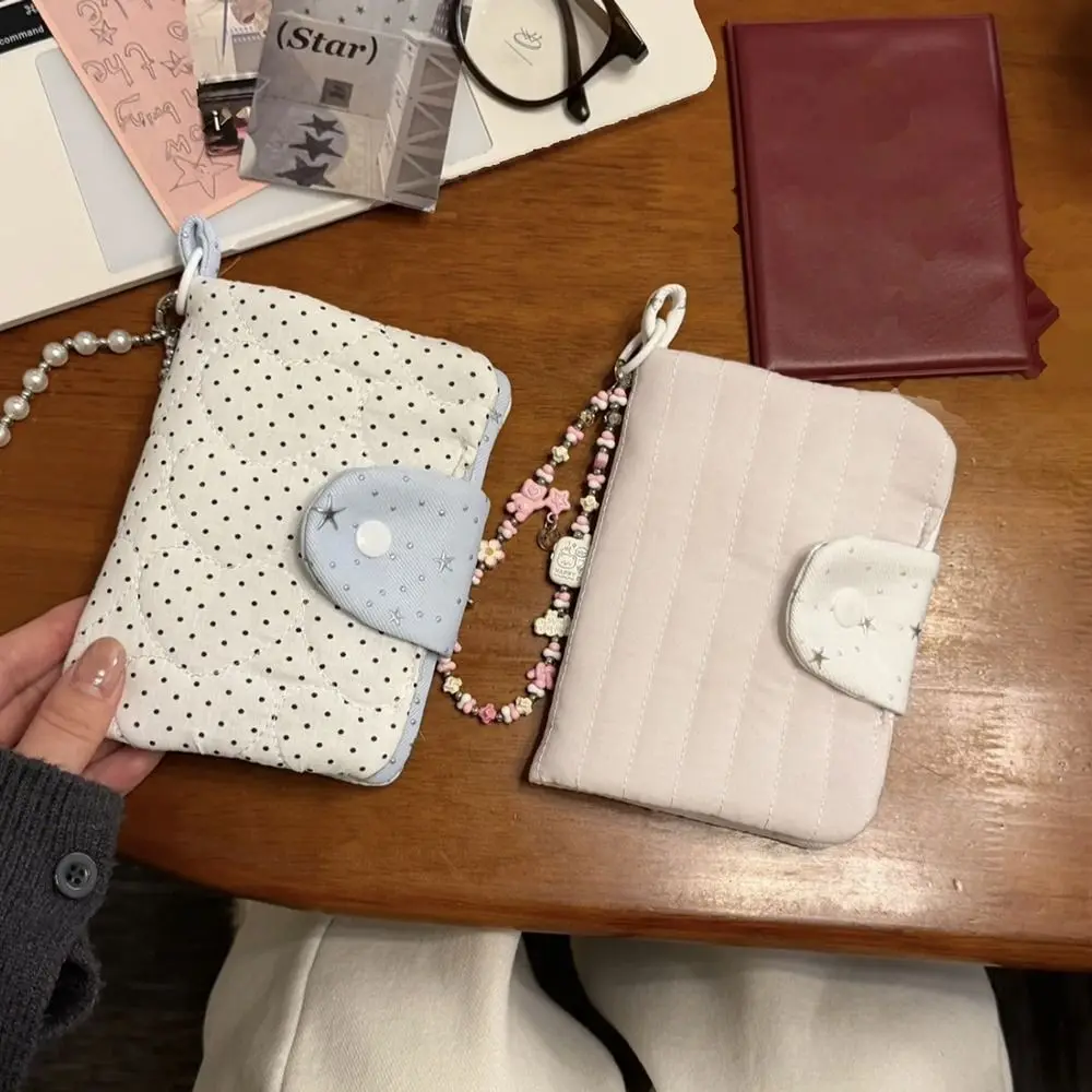Cartera portátil en color azul y blanco