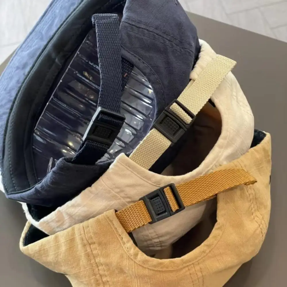 Detalle de la correa ajustable de la gorra