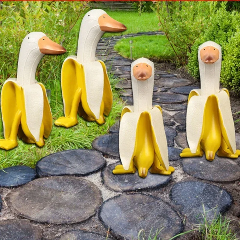 Estatua de pato con forma de plátano en jardín