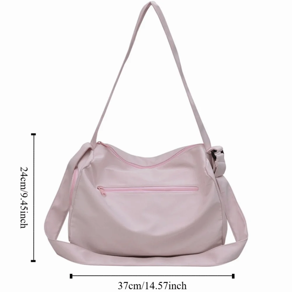Bolso de mano cruzado en tono neutro con detalle de cremallera