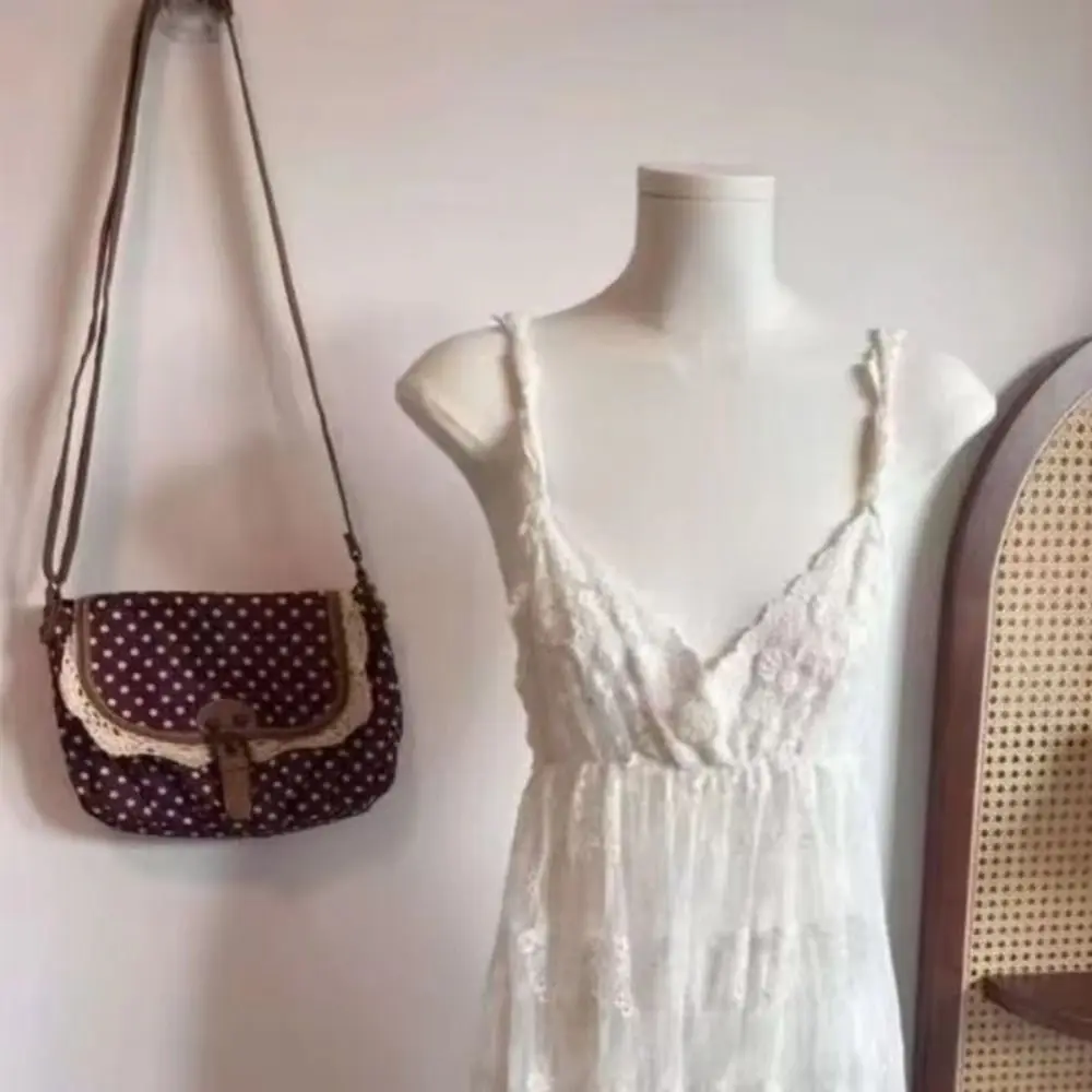 Bolso vintage de lona con lunares, encaje y correa al hombro