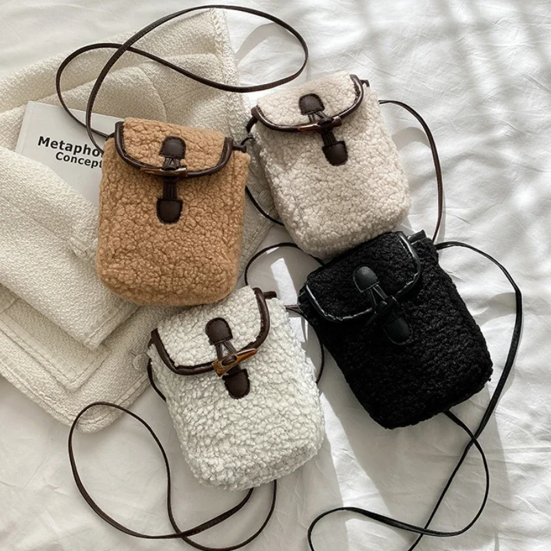 Bolso pequeño de felpa en tono claro