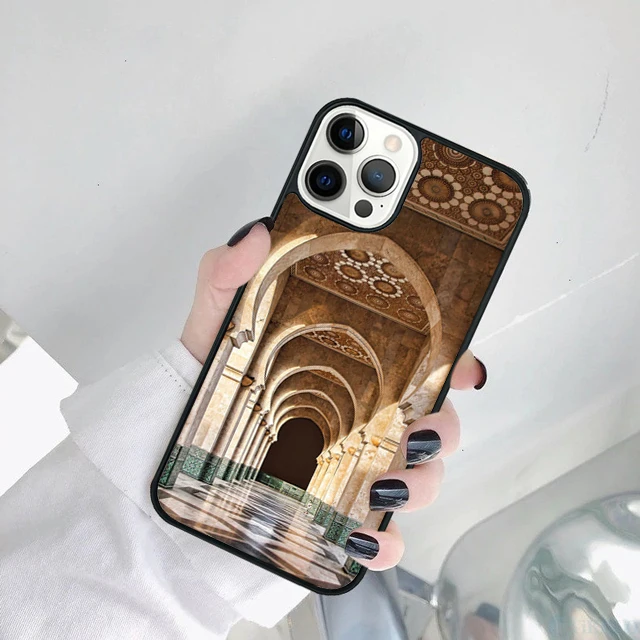 Detalle del diseño con motivos del Corán en la parte trasera de la funda