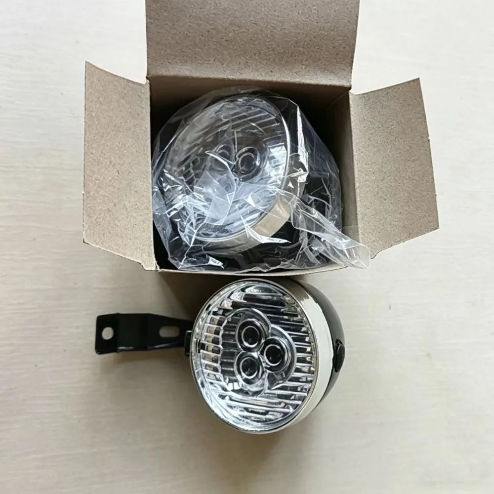 Faro delantero retro con enfoque en los 3 LED