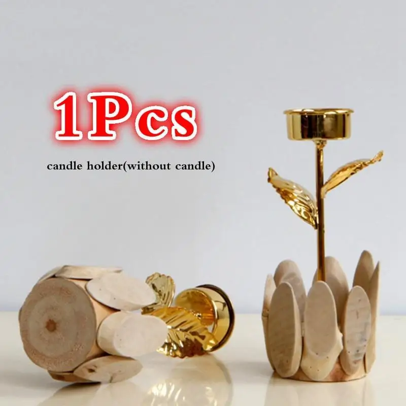 Candelabro metálico dorado con rosas decorativas sobre base de madera