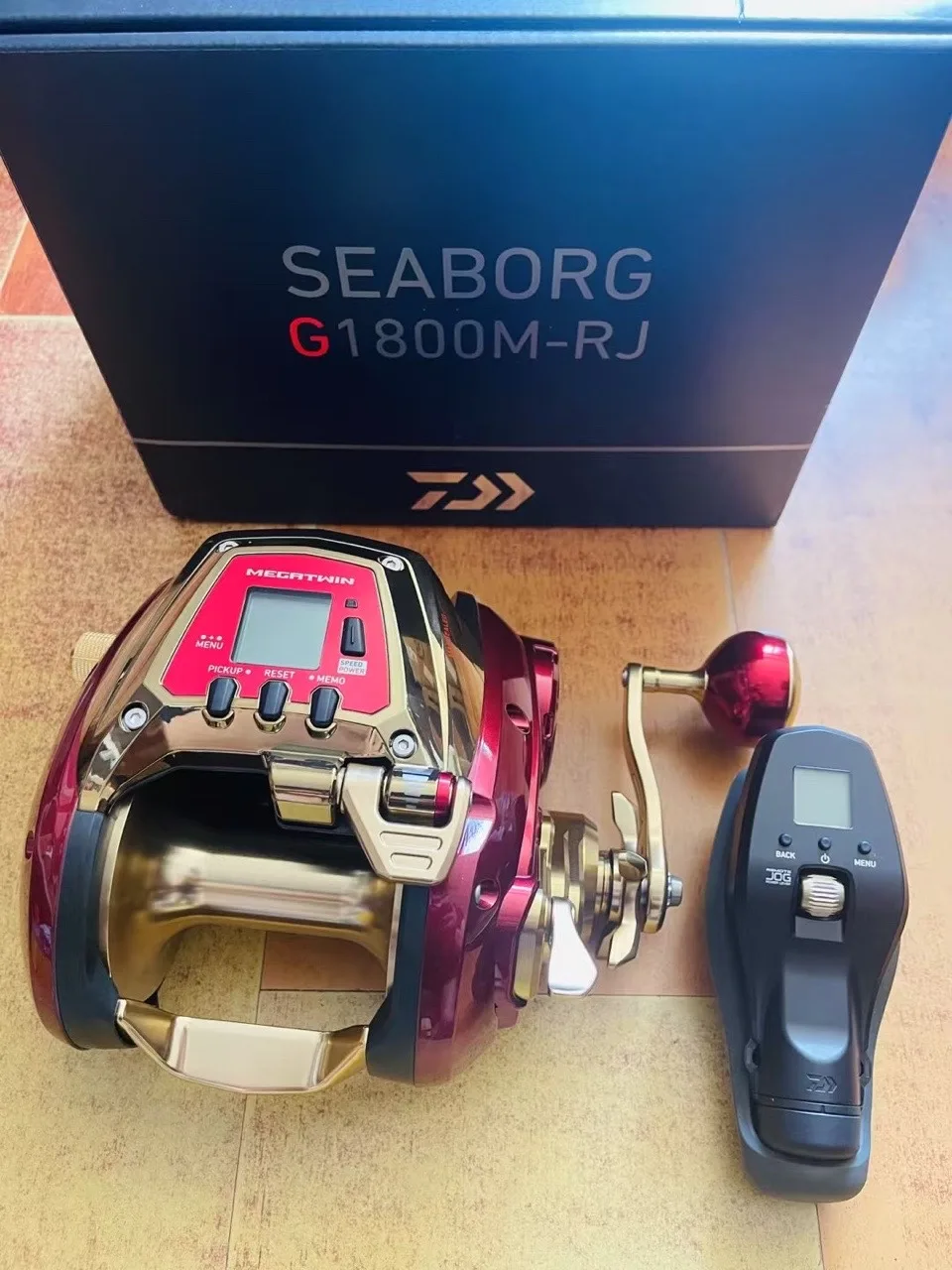 Carrete eléctrico Daiwa Seaborg vista lateral