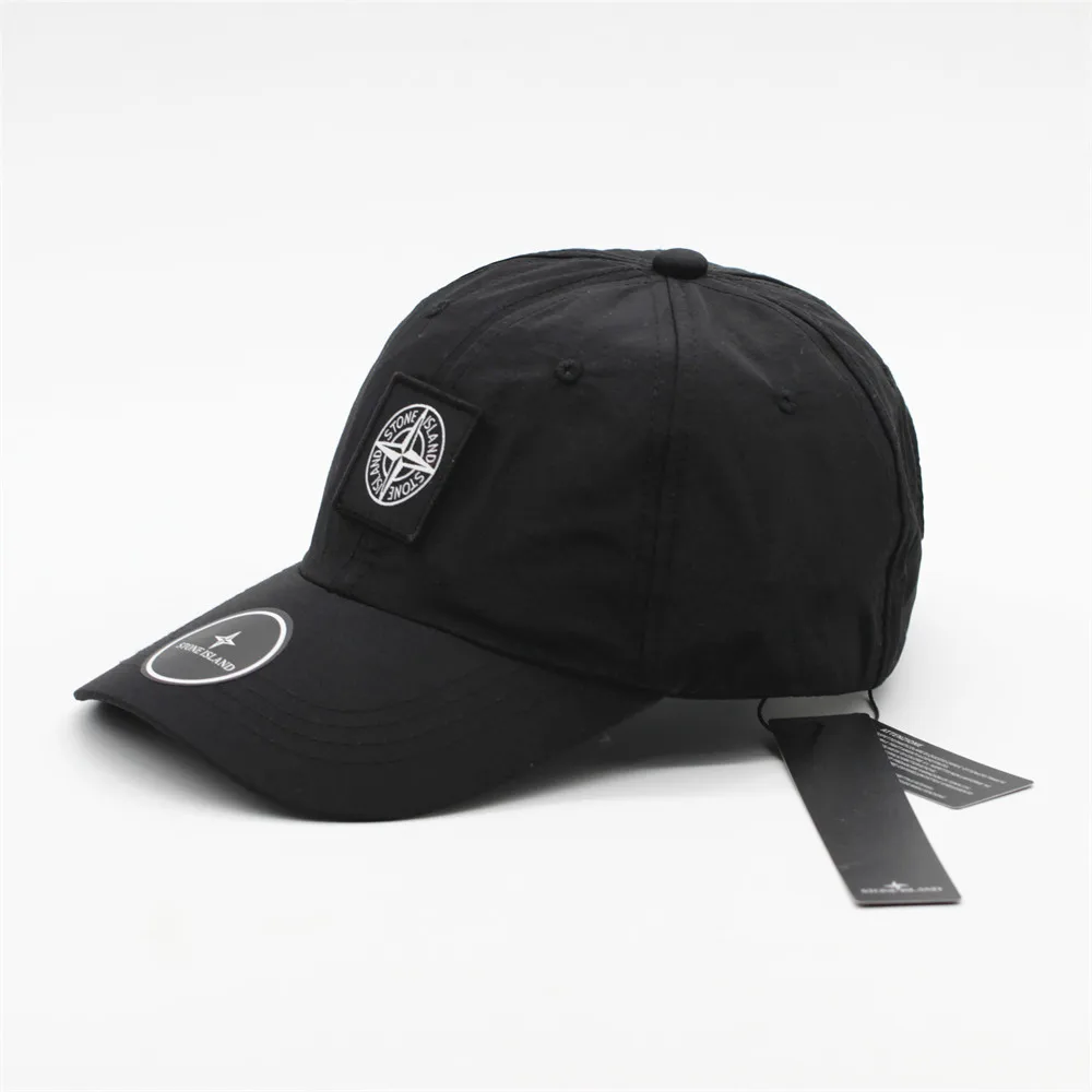 Gorra usada en contexto casual al aire libre