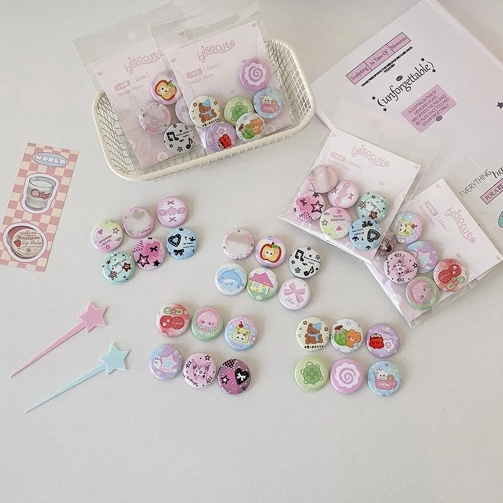 Mini broches para añadir color a bolsos y chaquetas