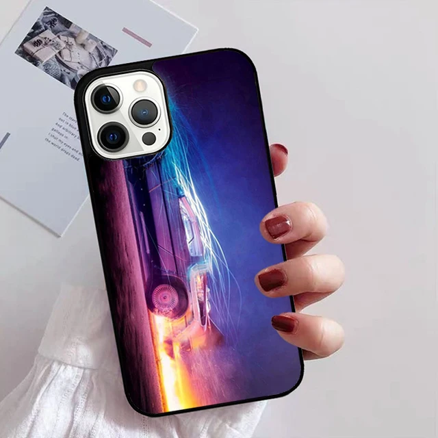Funda mostrando el diseño del DeLorean en la parte trasera