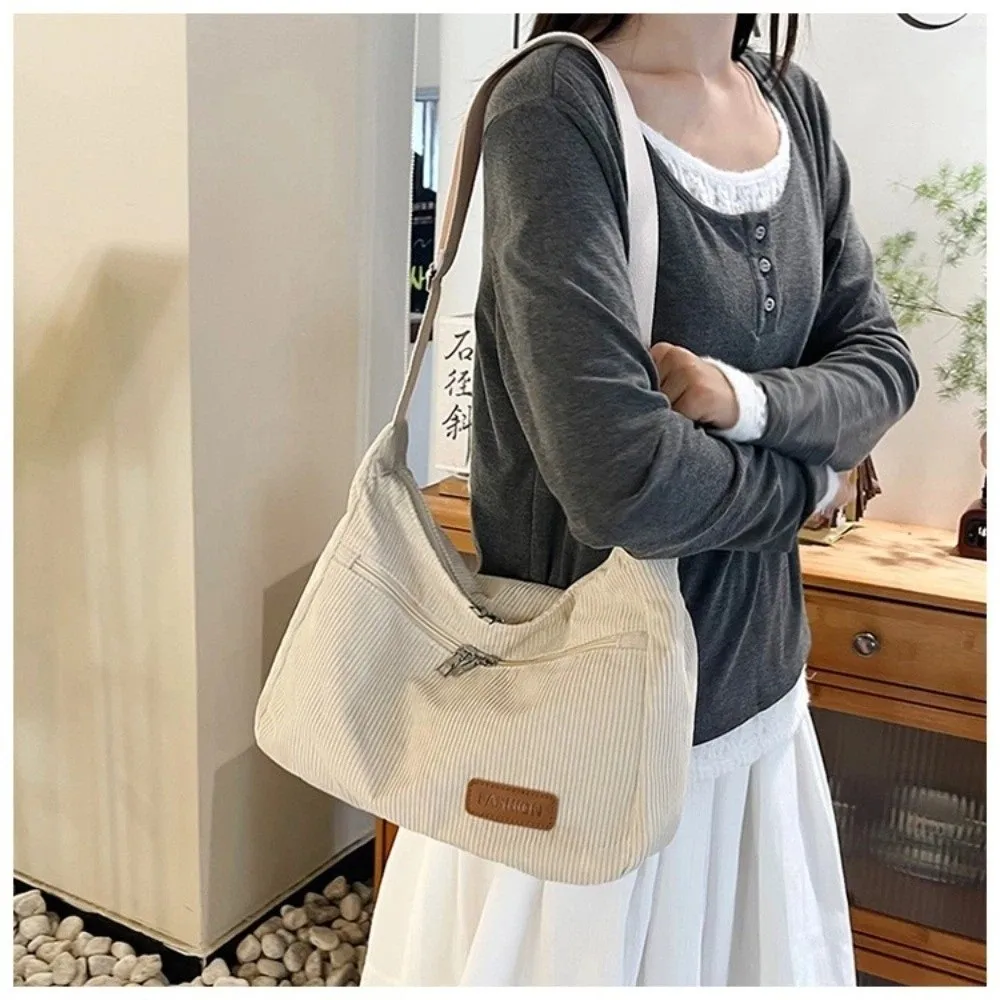 Bolsa de mano grande de pana con bolsillos y correa ajustable
