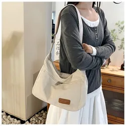 Bolsa de mano grande de pana con bolsillos y correa ajustable